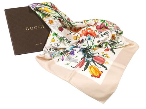 grandi fazzoletti di seta di hermes e gucci|Foulard Gucci: prezzo flora, classico, nastro e altri modelli [FOTO].